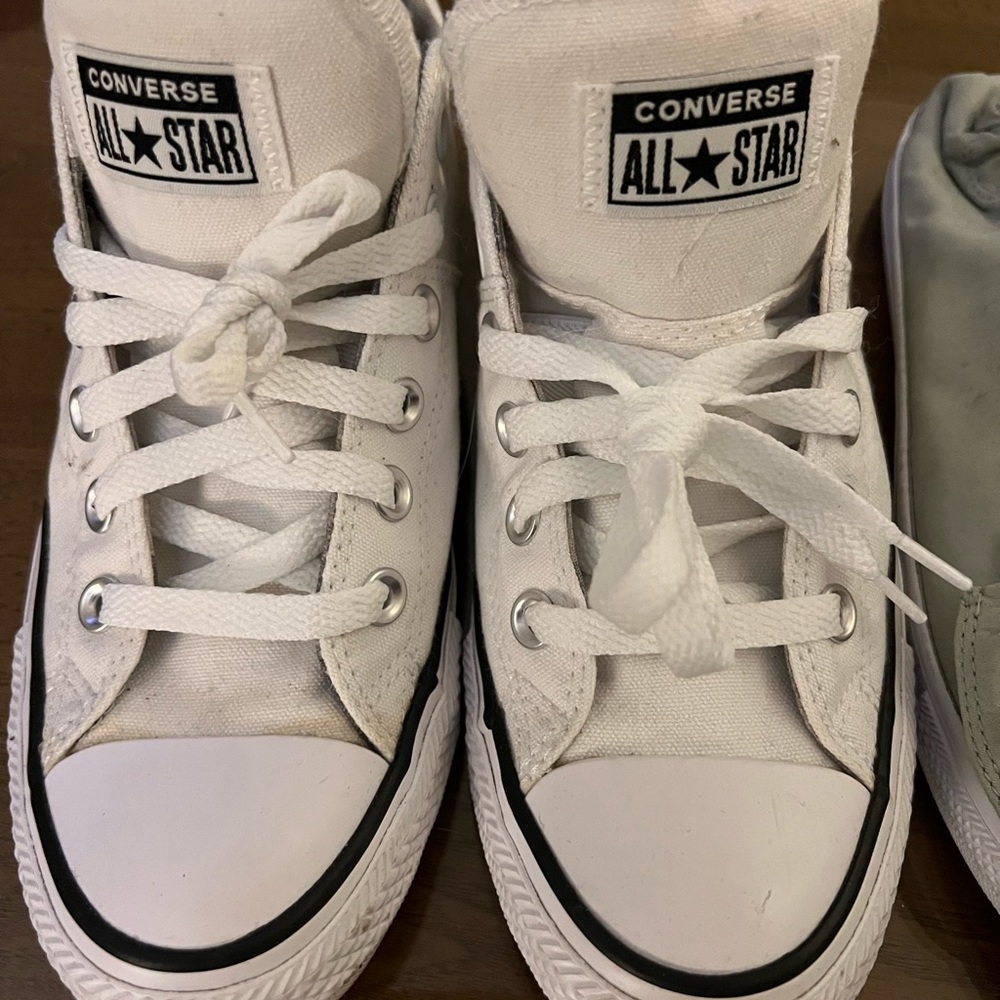 Converses - Picture 2 of 3